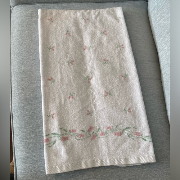Set of 2 White with Pink Rosebuds Bath Towels Signature by Fieldcrest Mills - Picture 4 of 8